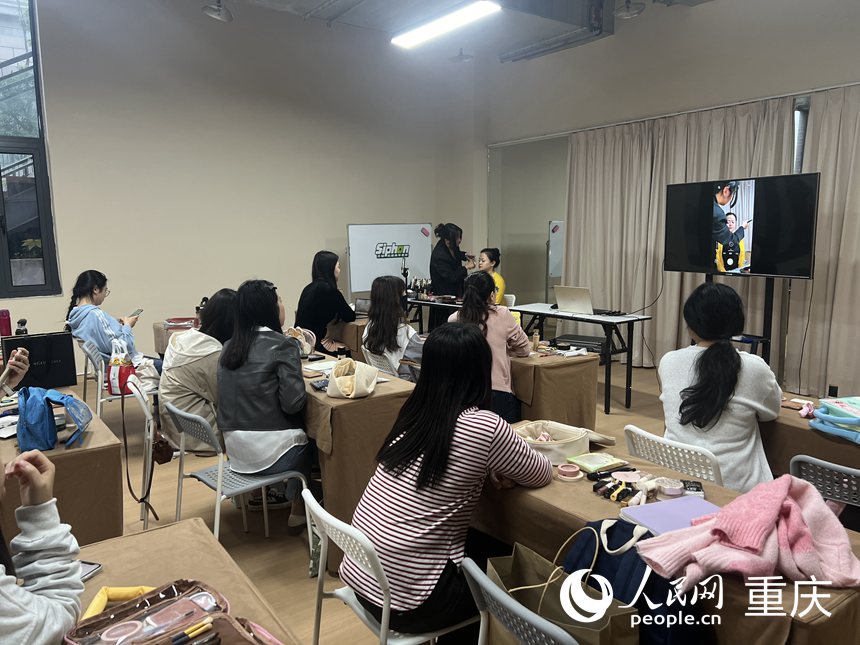北碚虹吸青年夜校的美妝課上，老師正在給學員們做示范。 人民網記者 胡虹攝