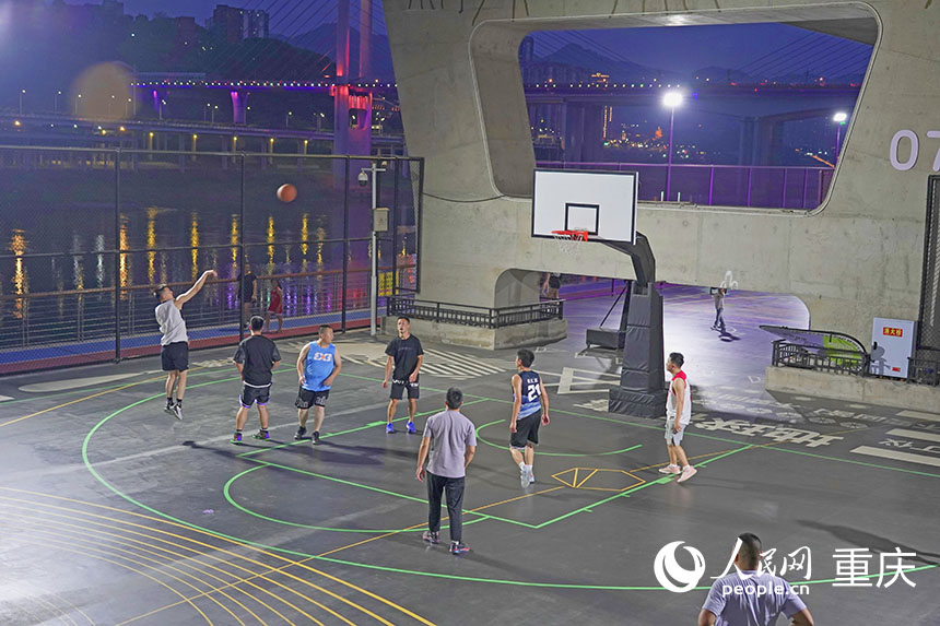 橋下運動場所深受市民喜愛。人民網記者 馮文彥攝