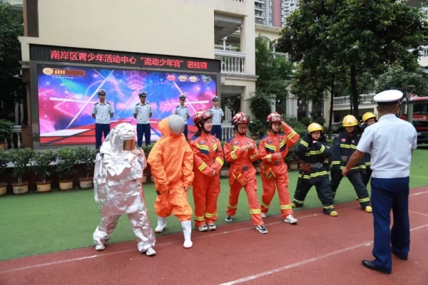 學生體驗消防服。南岸區青少年活動中心供圖