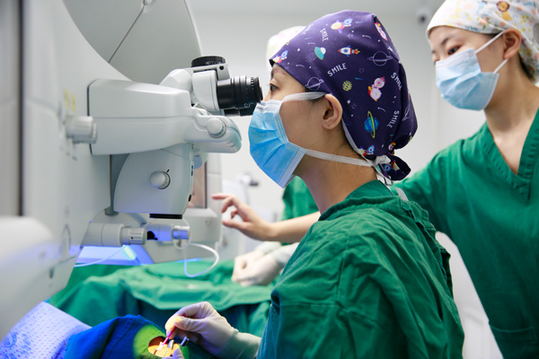 鄭霄為病人做手術。華廈渝州眼科醫院供圖