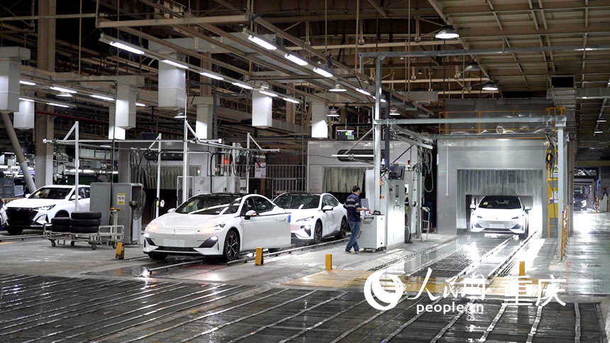 車輛進行淋雨試驗。人民網記者 劉祎攝