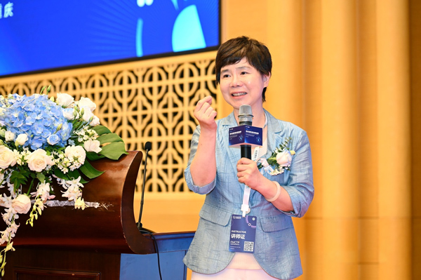 王樹巖分享課題。重慶松山醫院供圖