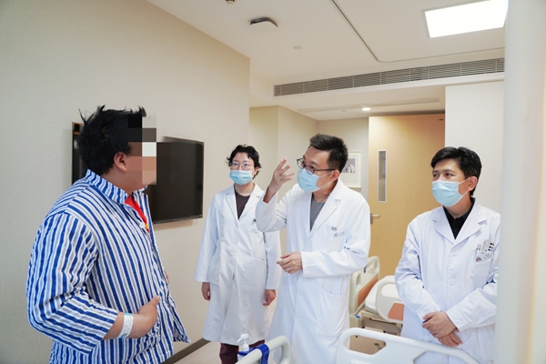 醫生和小陳溝通病情。重慶南坪愛爾眼科醫院供圖