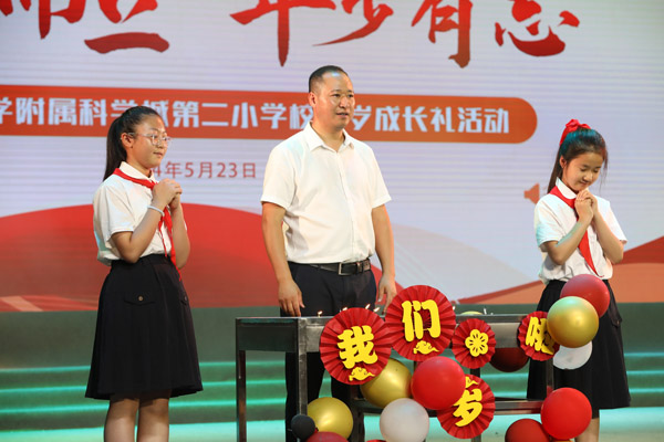 全體學生共同許下生日愿望。重師附二小供圖