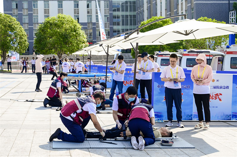 模擬傷病員轉運。（重醫附二院供圖）