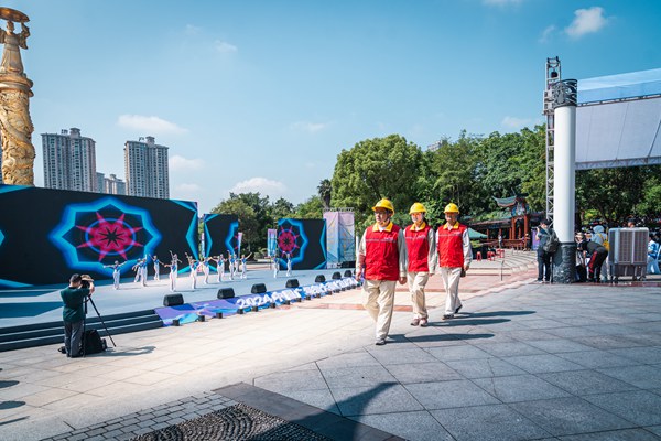 電力員工開展設備特巡，檢查現場保電措施。國網重慶永川供電公司供圖