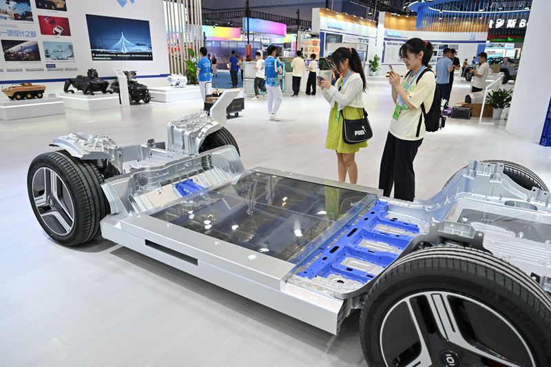 游客對展出產品進行拍照打卡。 鄒樂攝