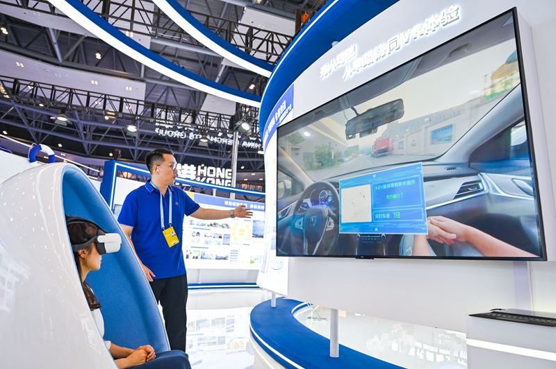 在中央大廳招商局集團展區，觀眾VR體驗無人駕駛與車路協同。 鄒樂攝