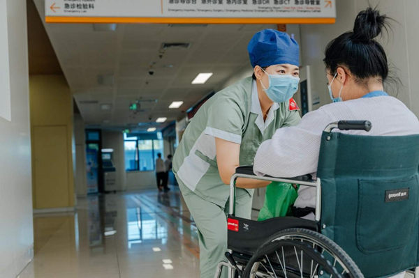 金科服務為大型醫院提供運送、陪診服務。金科服務供圖