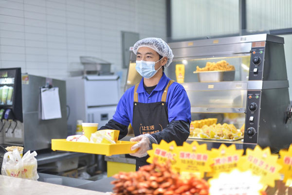 金科服務為高等院校提供團餐服務。金科服務供圖