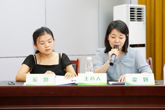 霍妍主持。華廈渝州眼科醫院供圖