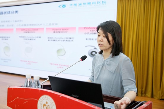 霍妍做講座。華廈渝州眼科醫院供圖