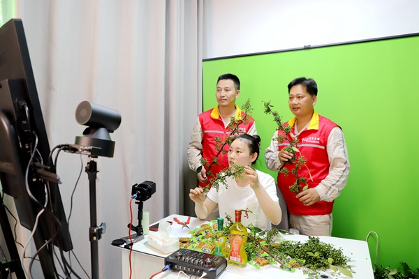 三教供電所員工在直播間展示青花椒、花椒油等農產品。國網重慶永川供電公司供圖