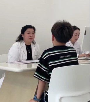 陳紅正在診治受心理疾病困擾的家庭。重慶優眠醫學中心供圖