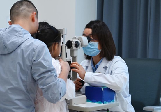 陳春梅為患者檢查眼部情況。重慶南坪愛爾眼科醫院供圖