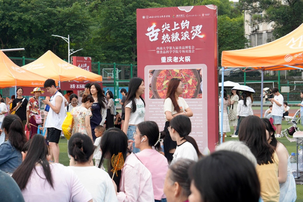 學生在活動現場一邊品嘗美食，一邊尋找工作。秦廷富攝