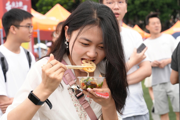 學生現場品嘗美食。秦廷富攝
