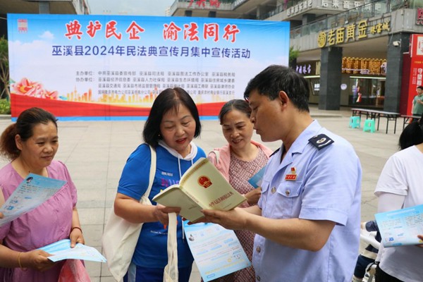 進行民法典和稅法宣傳。梁超攝