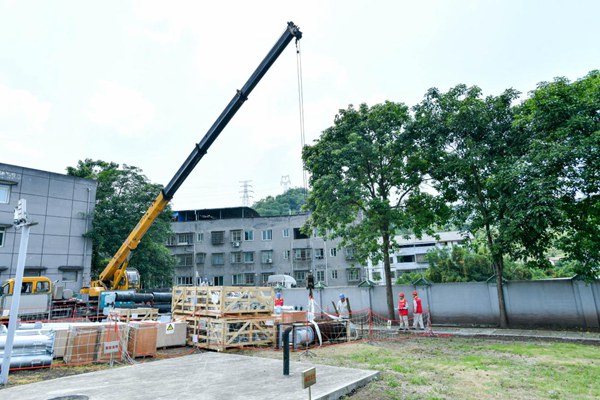 設備吊裝現場。王化全攝