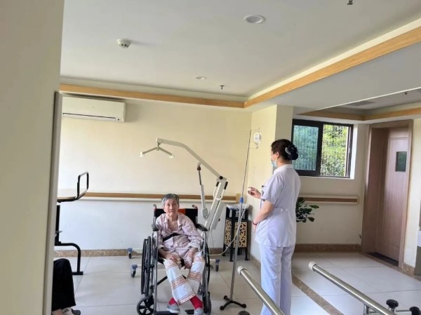 健康咨詢現場。重慶道格骨科醫院供圖