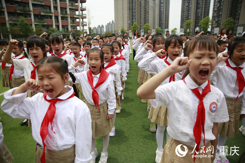 新入隊的少先隊員宣誓。人民網記者 劉政寧攝