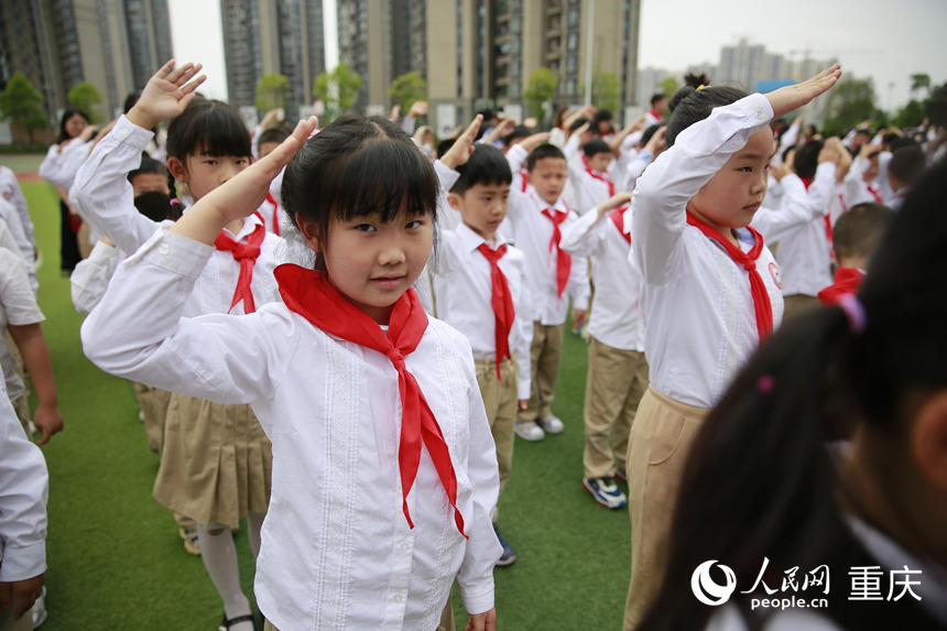 新入隊的少先隊員敬隊禮。人民網記者 劉政寧攝