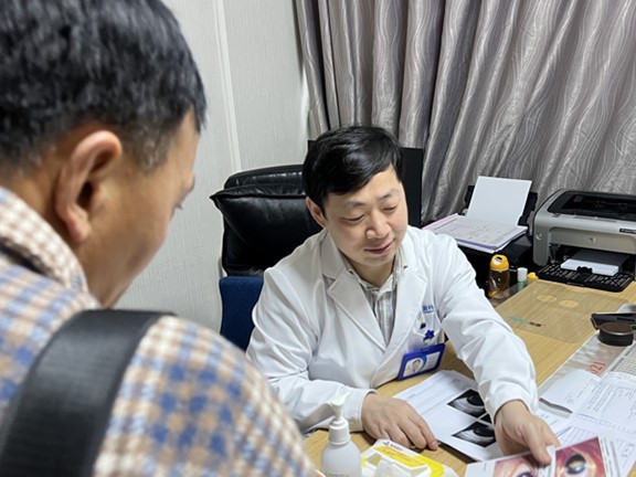 侯乒為患者看診。重慶普瑞眼科醫院供圖