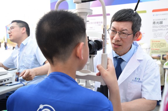 桂君民為小朋友檢查眼部健康狀況。重慶南坪愛爾眼科醫院供圖