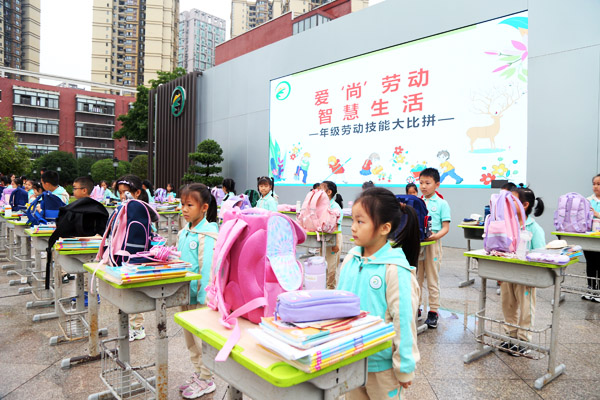 整理書包。橡樹灣小學供圖