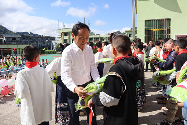智飛生物為酉陽縣宜居鄉中心小學送去新校服。智飛生物供圖