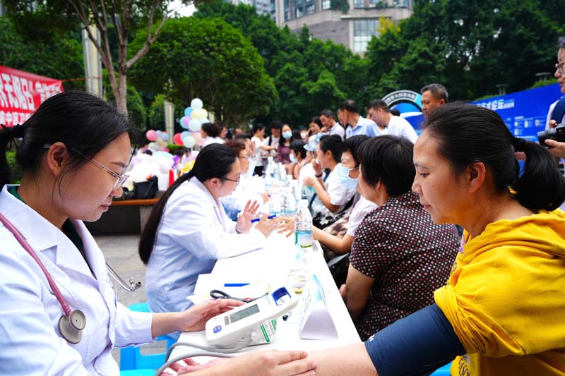 活動現場，重醫附屬第一院醫務人員開展義診。實習生趙鑫攝