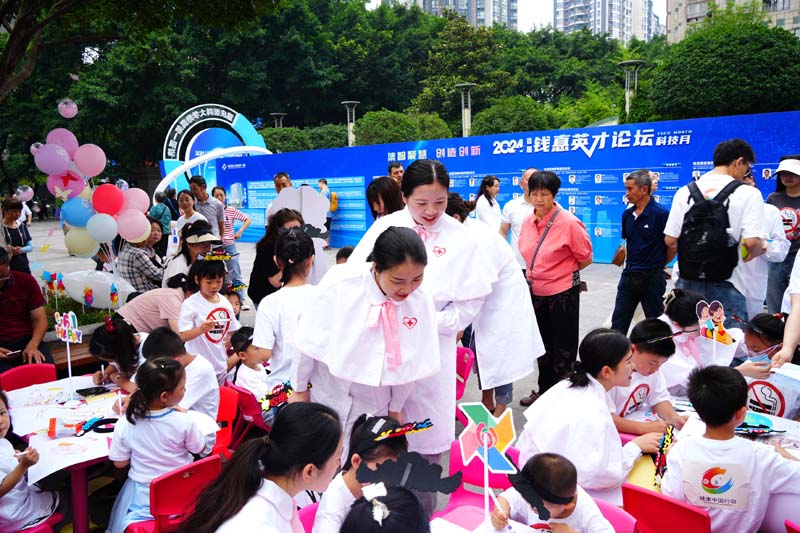 在醫護人員及家長帶領下，小朋友們圍繞控煙主題畫畫。實習生趙鑫攝