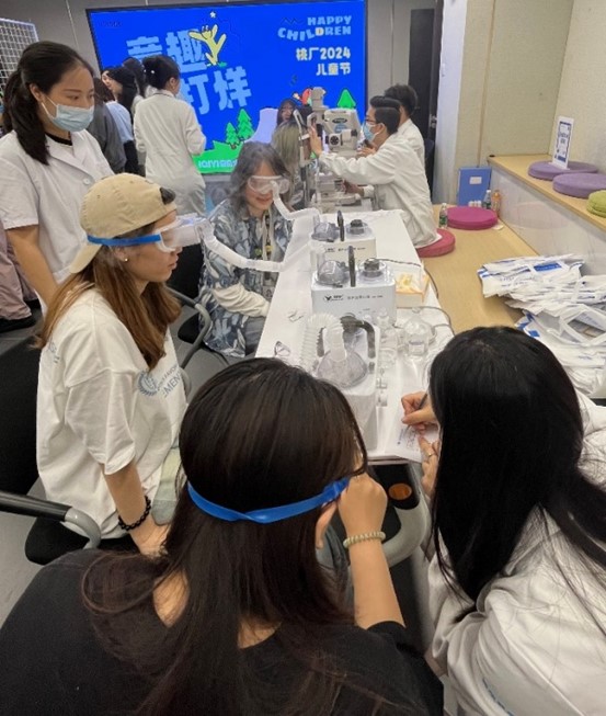 醫生為職員進行眼健康檢查。華廈渝州眼科醫院供圖