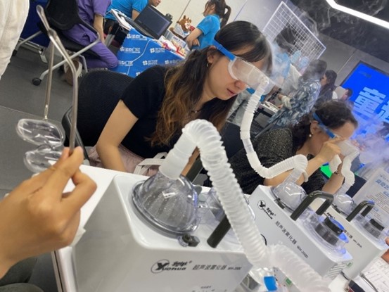 醫生為職員進行眼健康檢查。華廈渝州眼科醫院供圖