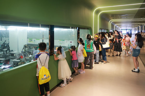 聯發小記者參觀智慧工廠。曾英豪攝