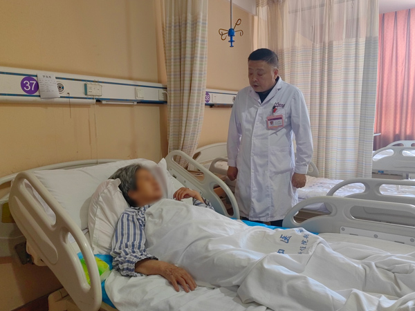 李建給患者交代注意事項。重慶嘉華醫院供圖