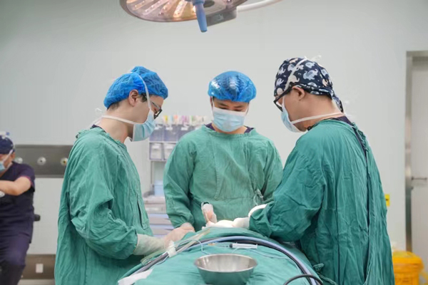 劉正茂進行手術演示。重慶星榮整形外科醫院供圖