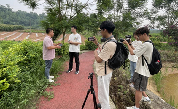 重慶大學新聞學院創新開展“鄉村思政課”。重慶大學供圖