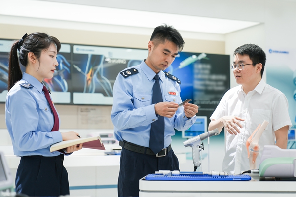 兩江新區稅務局工作人員詳細了解重慶西山科技股份有限公司創新技術的研發過程，幫助企業合理歸集研發過程中產生的費用和成本。郭睿攝