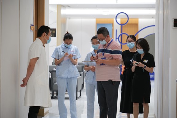 審核現場。重慶當代整形外科醫院供圖