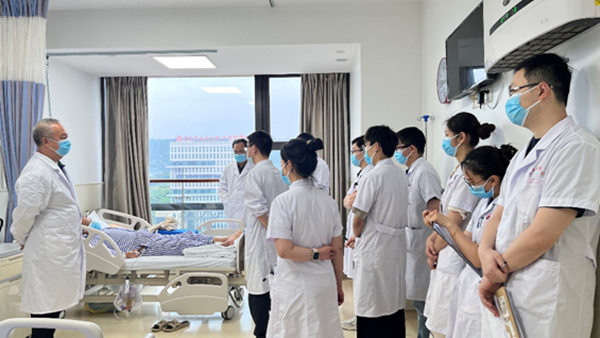 重醫附二院泌外腎病中心主任張克勤（左一）帶隊查房。重慶醫科大學附屬第二醫院供圖