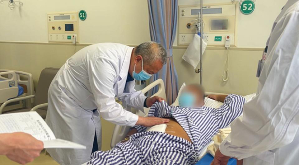 張克勤查看次仁術后傷口恢復情況。重慶醫科大學附屬第二醫院供圖