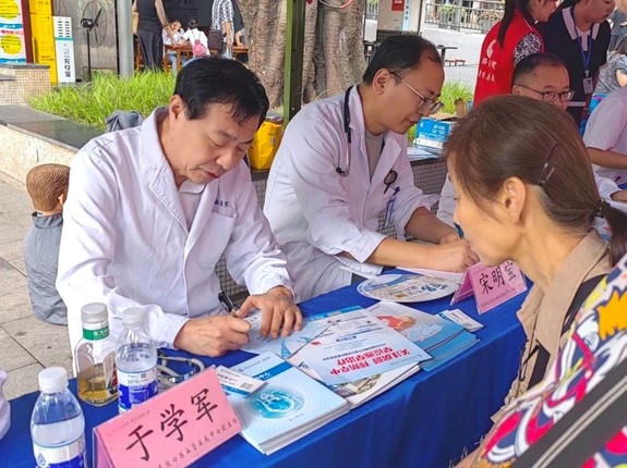 義診活動現場。重慶西區醫院供圖