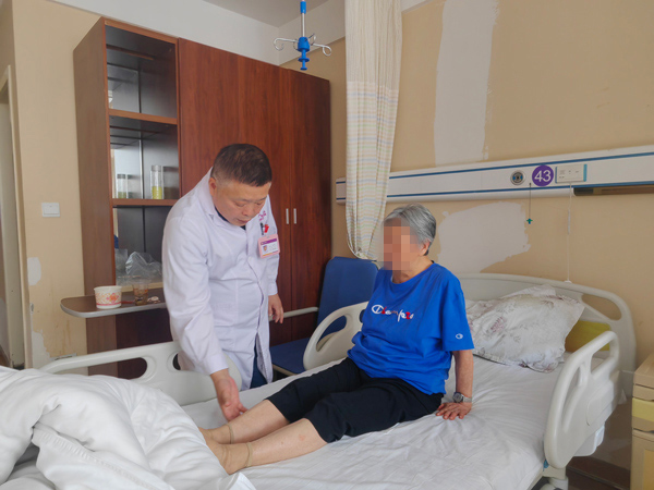 骨外科檢查。重慶嘉華醫院供圖