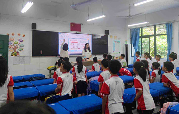 走進學校開展金融宣教。浦發銀行重慶分行供圖