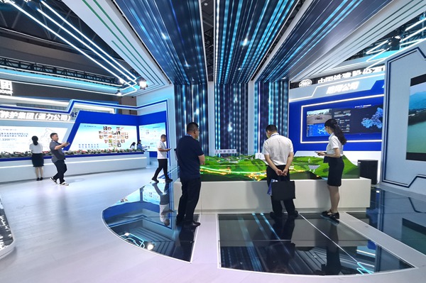 重慶高速集團展臺。張艷攝