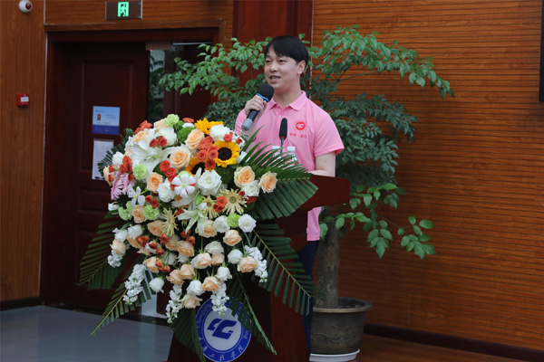 學生代表作報告。重慶工程學院供圖
