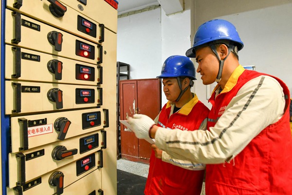 國網重慶江津供電公司青年志愿者對學校配電房進行特巡。王化全攝