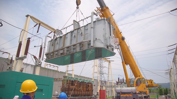 變電站主變吊罩。國網重慶永川供電公司供圖