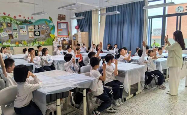 雙師課堂教學。星湖學校供圖